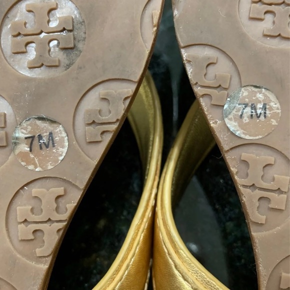 Tory Burch Sandals
Gold leather with gold hardware and timeless Tory logo - Picture 8 of 10